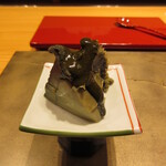 照寿司 - 近海の黒鮑、大きなカットに肝ソース