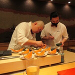 照寿司 - 渡り蟹の甲羅返しの器に盛り付け中