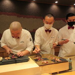 照寿司 - 今のスタッフさんはインターナショナル、5ヶ国語を話せる方も