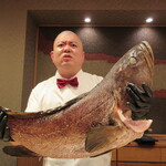 照寿司 - 半身が解体されているクエ