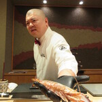 照寿司 - 天然の特大車海老、店内に悲鳴に近い歓声が上がる