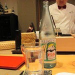 照寿司 - お冷はサービス、銘柄はFUJI