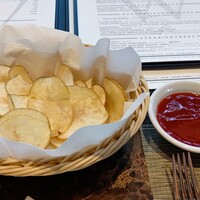 ウルフギャング・ステーキハウス シグニチャー - サービスのポテチ