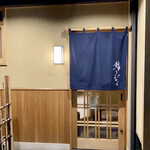 Sushi Kimura - お店外観　この日はこちらの入るビルの修繕工事が行われていました。