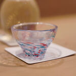 うを徳 - 玻瓈（びいどろ）の"酒盅（ちよく、さかづき）"に"八海山（はつかいざん）"