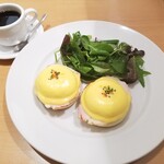 サラベス - クラシックエッグベネディクト ＆ ホットコーヒー