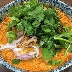 タイジンジャー - カオソーイ　パクチー鬼盛りを1/3位投入