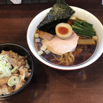 とものもと - 醤油ラーメン800円とチャーシューご飯250円