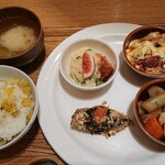 カフェ&ミール ムジ - さつまいものカレーグラタン、豚肉と根菜の甘辛炒め、鯵の黒オリーブパン粉焼き、いちじくとチーズのポテトサラダ、豆腐とわかめのお味噌汁、さつまいもご飯