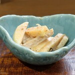 桶家乃隠居 - 柿と大根のゴマ和え