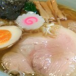 麺屋 双喜 - あ~、この香り！美味しい香りだ！もちろんしおラーメンとは違うのですが、どこか共通してる良い香り。何とも美味しい香りだあ~。香りも良いですけど、とにかく綺麗ですね。