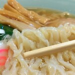 麺屋 双喜 - 麺肌の艶やかさと気持ち良い噛み応え。スープとの相性が抜群な一品です。