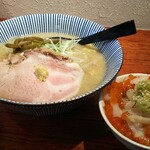 Yaki Miso Ramen Yadoya - 味噌らーめん 800円、北海道産生ホタテの炙りと自家製イクラの週末限定飯 500円、限定15食になります