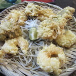 手打ちそば処 柳屋 - 蕎麦のうえに放射状に天ぷらが盛られている