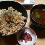 大黒 - かやくごはん 中と玉赤