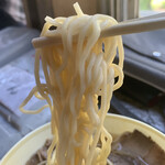 丸美屋自販機コーナー - 「手作りチャーシュー入ラーメン」麺リフト。麺は、やや縮れの入った機械打ち角刃麺。粉っぽさは全くなく、極く普通の仕上がりの麺だ。ある意味、下手な定食屋の品よりも旨い麺と言えよう。