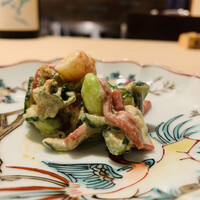 実伶 - ① お通し：海老+大徳寺納豆+赤蒟蒻+野菜の白和え