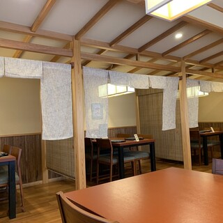 落ち着いた古民家様式の店内