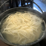 Gotou Udon To Sakana Hachibira - 半生麺を鉄鍋で茹でます