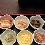 五島うどんと酒菜 はちびら - 焼豚,お揚げさん,椎茸煮,とろろ昆布,天カス,鰹節