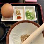 五島うどんと酒菜 はちびら - 生卵,柚子胡椒,唐辛子,ネギ,擂り胡麻