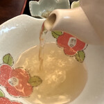 五島うどんと酒菜 はちびら - アゴ出汁をトン水に注ぎ