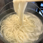 五島うどんと酒菜 はちびら - 茹で立て五島うどんリフト