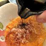 五島うどんと酒菜 はちびら - 玉子を割り崩し鰹節と醤油を掛け