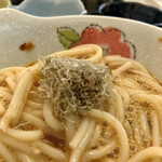 五島うどんと酒菜 はちびら - とろろ昆布を乗っけ