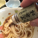 五島うどんと酒菜 はちびら - 黒七味で風味を加え