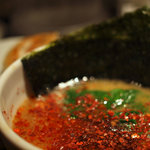 天虎 - 付け麺のつけダレ。赤く浮いているのは一味にみえるけれども不思議と辛くない。