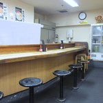 宝雲亭 - お店はカウンターとテーブル席、私逹は３人だったんでテーブル席で餃子をいただきました。