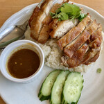 バンセンストア - カーウマンガイトー(鶏肉揚げと鶏スープで炊き込んだご飯) タレが付いています