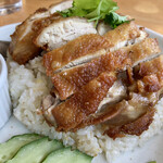 バンセンストア - 鶏皮はパリパリ。鶏スープで炊いたご飯は、パエリアかピラフに似ています。