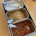 バンセンストア - テーブル上の調味料　　真ん中は砕いたピーナツの様な気がします。