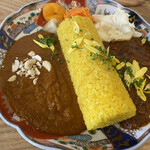 カカカカリイ - 2020年10月。あいがけカレー980円。左がルー、右がキーマ。ライスは180g。