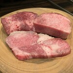 梅田お初天神大人の神戸牛焼肉 - 黒タン食べ比べ