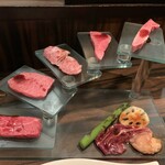 梅田お初天神大人の神戸牛焼肉 - 本日の神戸牛の階段 川岸さんの亀の子、川岸さんのイチボ、黒毛ハラミ、川岸さんのひうち、田村さんの肩ロース、 上田さんのツラミと赤センマイ