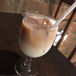 プー横丁 - ミルクティー（アイス）
      いつもは 否応なしで微糖でしたが この日は甘くしていいか？の確認ありました