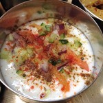NEPALI CUISINE HUNGRY EYE Dine & Bar - 刻んだキュウリ、トマト、玉ねぎ入りのライタ（ヨーグルトサラダ）