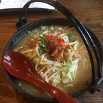 オロチョンラーメン - 辛そうなのに辛くない。
            鉄鍋なのにアツアツじゃない。湯気もない。