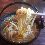 オロチョンラーメン - 粉っぽい麺