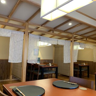 古民家風の広々とした客席です。