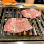 スタミナ苑 - 上タン 焼き焼き風景