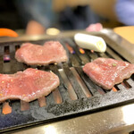 スタミナ苑 - 上タン 焼き焼き風景