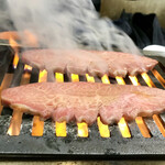 スタミナ苑 - 上ミスジ 焼き焼き風景