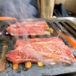 スタミナ苑 - 中ロース 焼き焼き風景