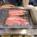 スタミナ苑 - 中ロース 焼き焼き風景