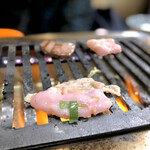 スタミナ苑 - ミックスホルモン 焼き焼き風景