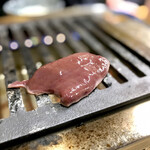 スタミナ苑 - レバ塩 焼き焼き風景